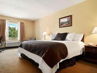 Super 8 Monterey Hotell Eksteriør bilde